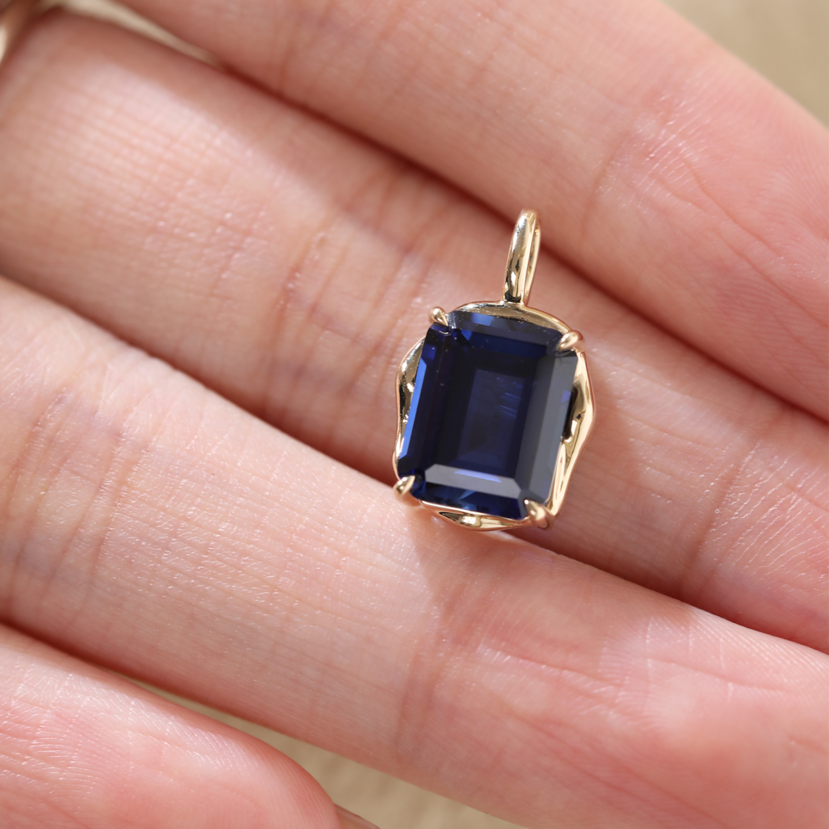 14K Yellow Gold 4.5ct Emerald Cut Lab Sappire Freeform Base Pendant Necklace