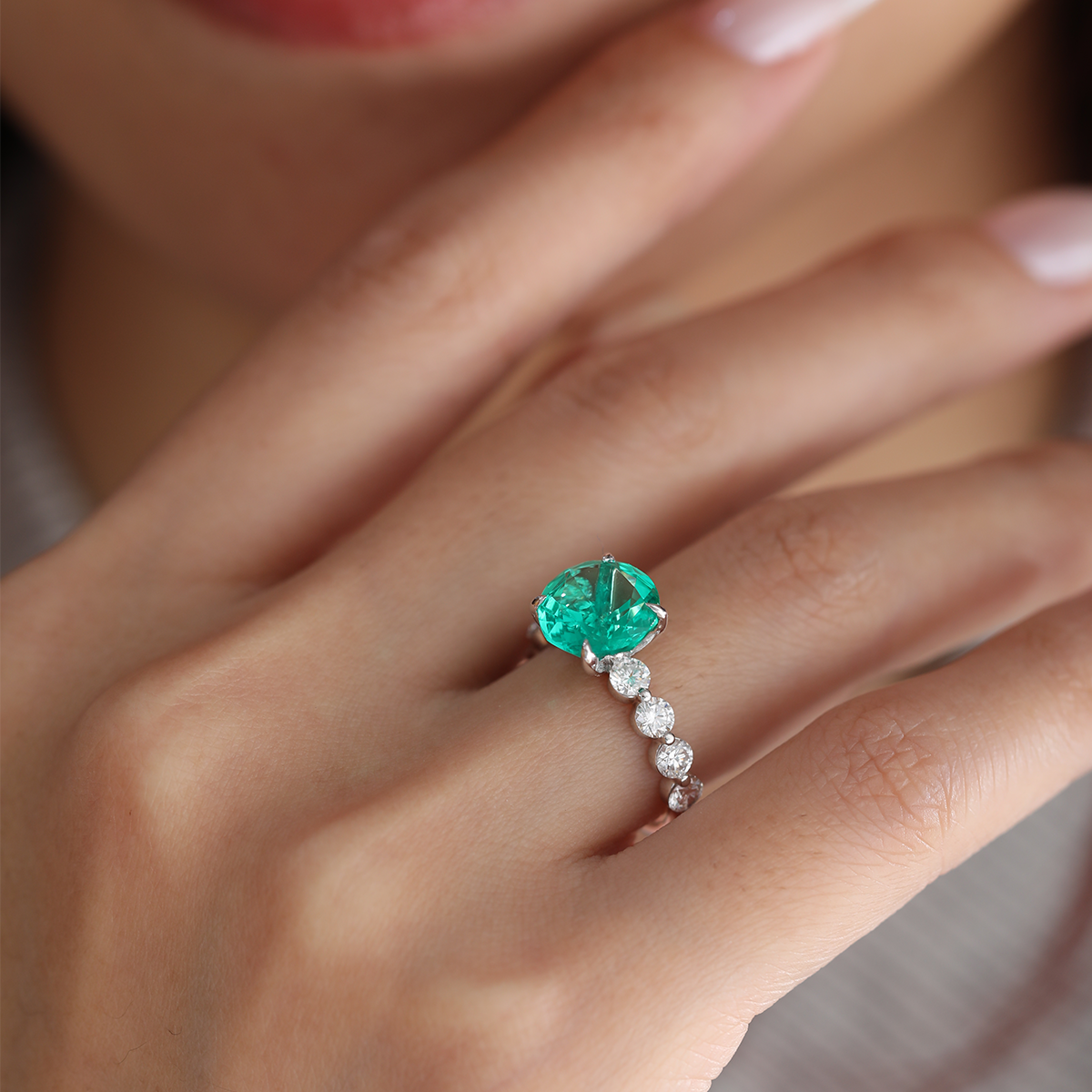 18K White Gold 2.5ct Round Colombian Lab Emerald 4 Calw Prong Ring with 8 Round Lab Diamond Side-stones
