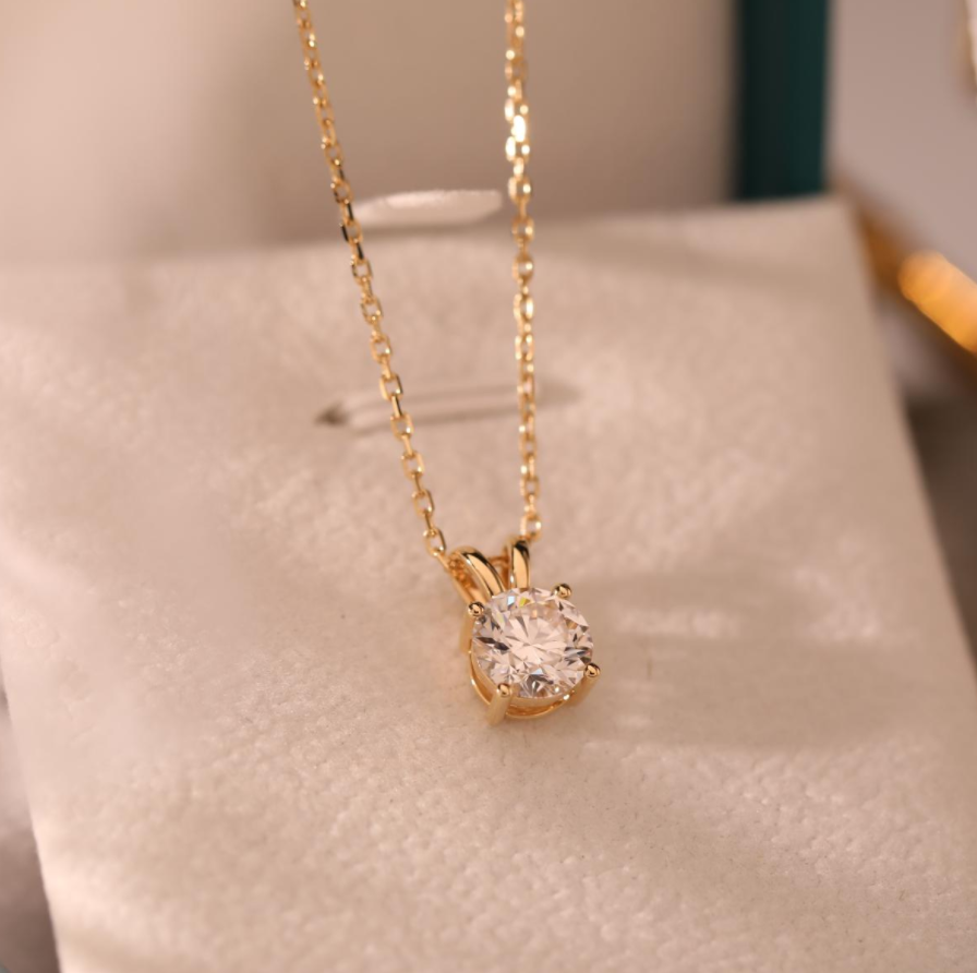 Cherished Moments 14K Yellow Gold 1ct Round Lab Diamond 4 Round Prong Basket Necklace (DE/G Color, VS Clarity)